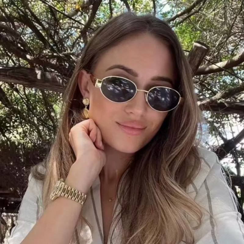 Street Fashion Photoshoot - Lunettes de soleil ovales en métal