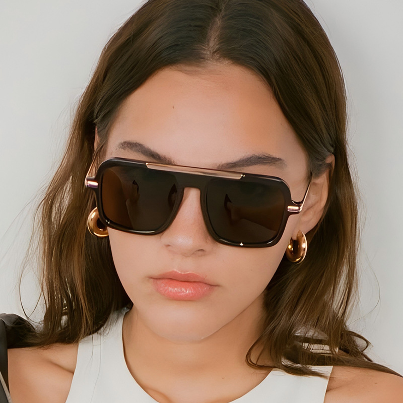 Lunettes de soleil carrées de  - Street Fashion Photoshoot avis et prix